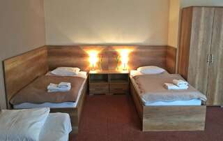 Отель Hotel Vector Тарново-Подгурне Двухместный номер с 2 отдельными кроватями и дополнительной кроватью-4
